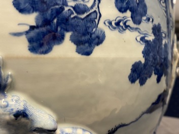 Une grande jardini&egrave;re en porcelaine de Chine en bleu et blanc &agrave; d&eacute;cor en relief, Kangxi